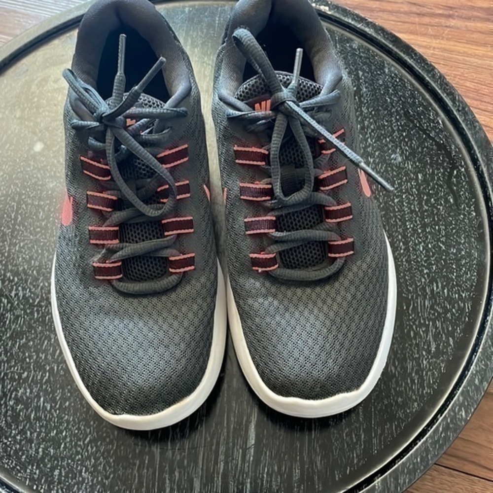 - Nike grey and pink women's shoes size 6. Used